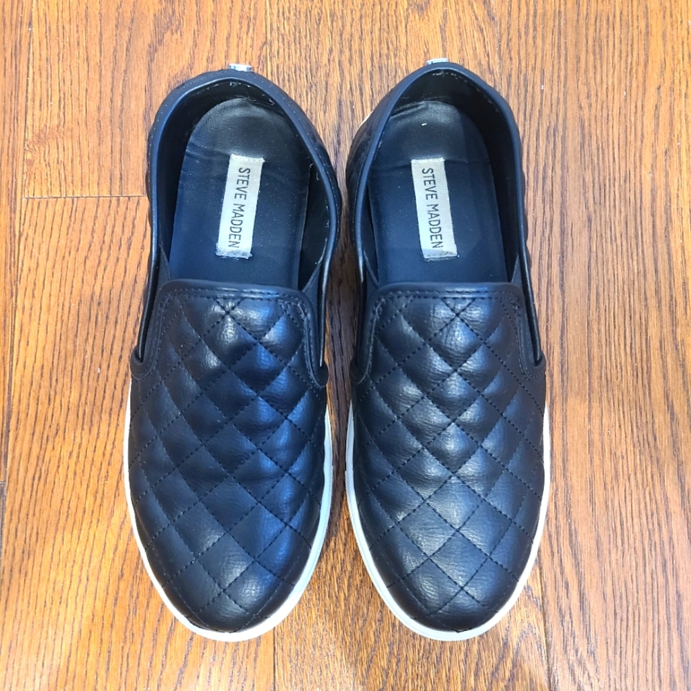 Womens Steve Madden black slide-on sneakers, size 7.5, quilted pattern